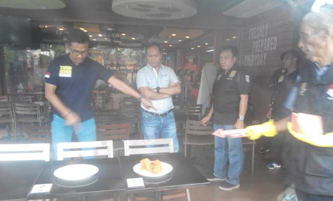 Polisi saat olah TKP di resto tempat lomba makan ayam KFC, di Jakarta Barat. foto detik.com