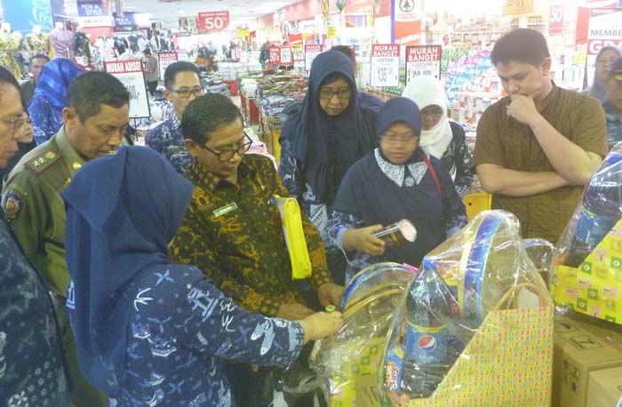 Tim Dinkes Gresik ketika sidak mamin di Supermarket.