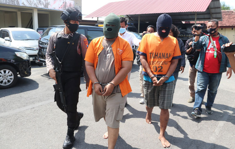 Dua pelaku skimming saat digelandang ke Mapolres Ngawi.