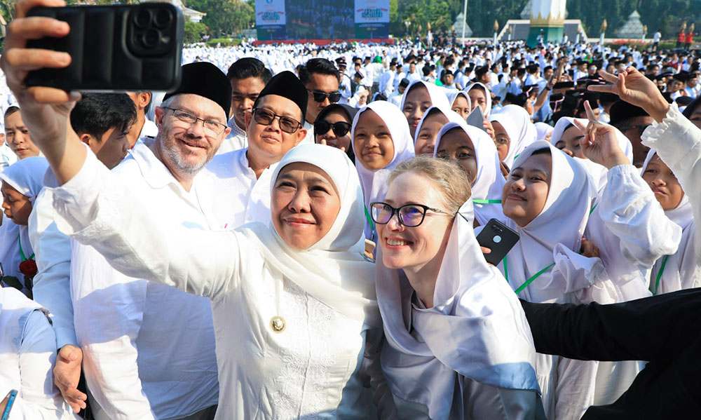 Gubernur Jatim Khofifah Indar Parawansa berswafoto saat menghadiri puncak peringatan Hari Santri Nasional di Tugu Pahlawan, Kota Surabaya, Ahad (22/10/2023).