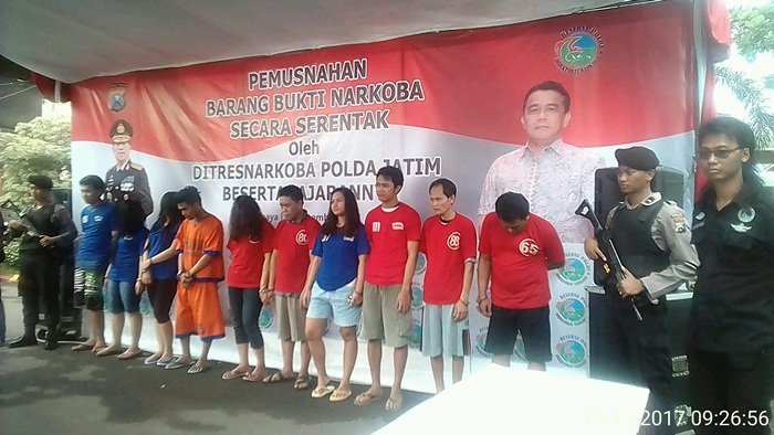 Para tersangka dikumpulkan bersama saat pemusnahan barang bukti secara serentak di Polda Jatim, Selasa (19/12). 