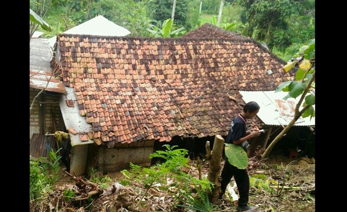 Longsor Di Pamekasan Timbun Satu Rumah Warga | BANGSAONLINE.com ...