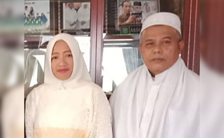 Hj. Nikmah Jamilah didampingi suaminya, KH. Abdul Halim.