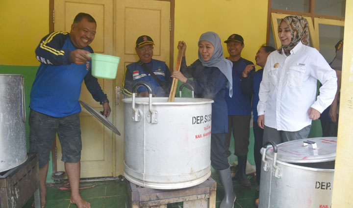 Gubernur Jatim Khofifah saat meninjau dapur umum saat mengunjungi korban bencana banjir bandang di Desa Klungkung, Kecamatan Sukorambi, Jember.
