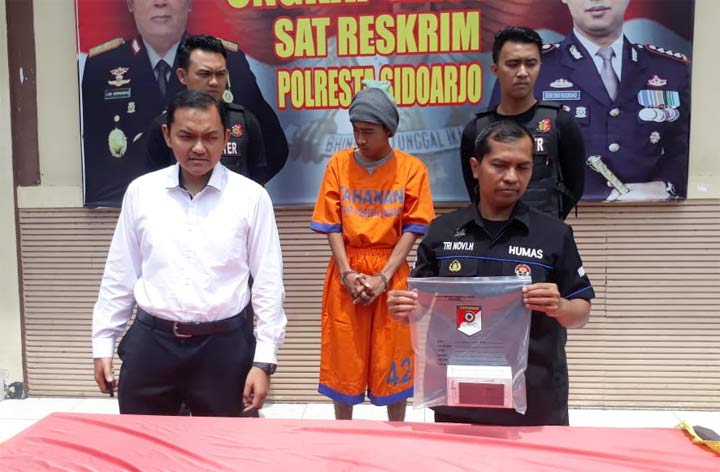Jambret Hp (tengah) ini dipamerkan jajaran Satreskrim Polresta Sidoarjo. 
