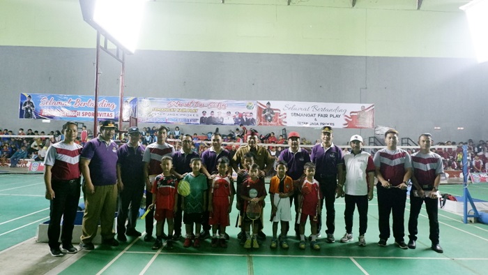 Kajari Nophy didampingi Plt Bupati Nganjuk Marhaen Djumadi foto bersama setelah membuka Kejuaraan Bulutangkis Adhyaksa Cup Tahun 2022.