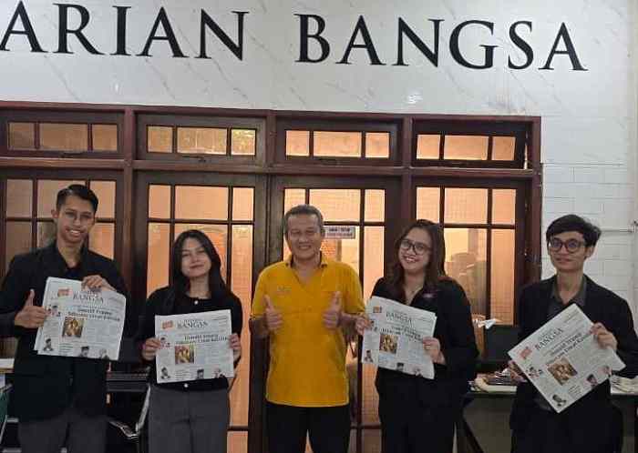 Marcomm Officer Hotel Neo+ Waru Sidoarjo Atha Rindra (kiri ke kanan), Assistant Sales Banquet Manager fave hotel Mex Tunjungan Veny Oktavia, Rizki Daniarto Redaktur Harian Bangsa, Sales Banquet Quest Hotel Darmo Surabaya Mimin Ardiana, dan Marcomm Executive fave hotel Rungkut Surabaya Nicolaus. Foto: Dokumentasi Empat Hotel Kunjungi Kantor HARIAN BANGSA 