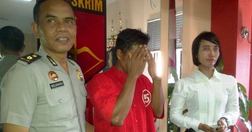Tersangka Asnan diapit Kasubag Humas dan Kanit PPA. (Rusmiyanto/BangsaOnline.com)