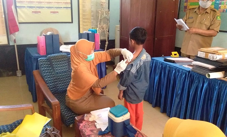 SDN Desa Jelbudan saat menggelar bulan imunisasi anak sekolah. (foto: ist)