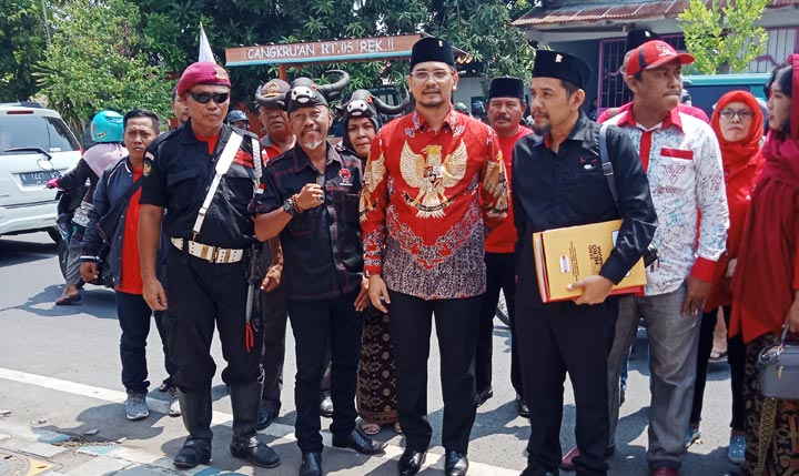Raharto Teno Prasetyo tiba di kantor DPC Hanura Kota Pasuruan diiringi pendukungnya.