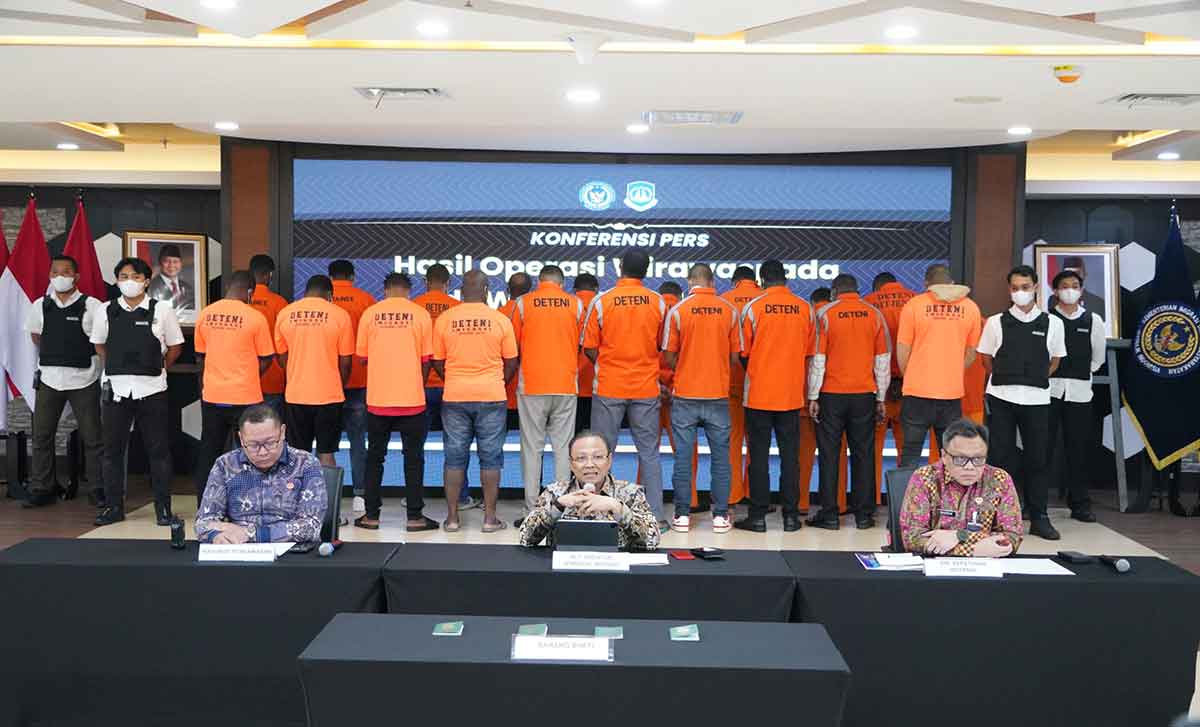 Konferensi pers terkait pengamanan 170 WNA dalam Operasi Wira Waspada Ditjen Imigrasi.