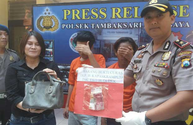 Dua pelaku jambret saat Dirilis di Mapolsek Tambaksari, Surabaya.