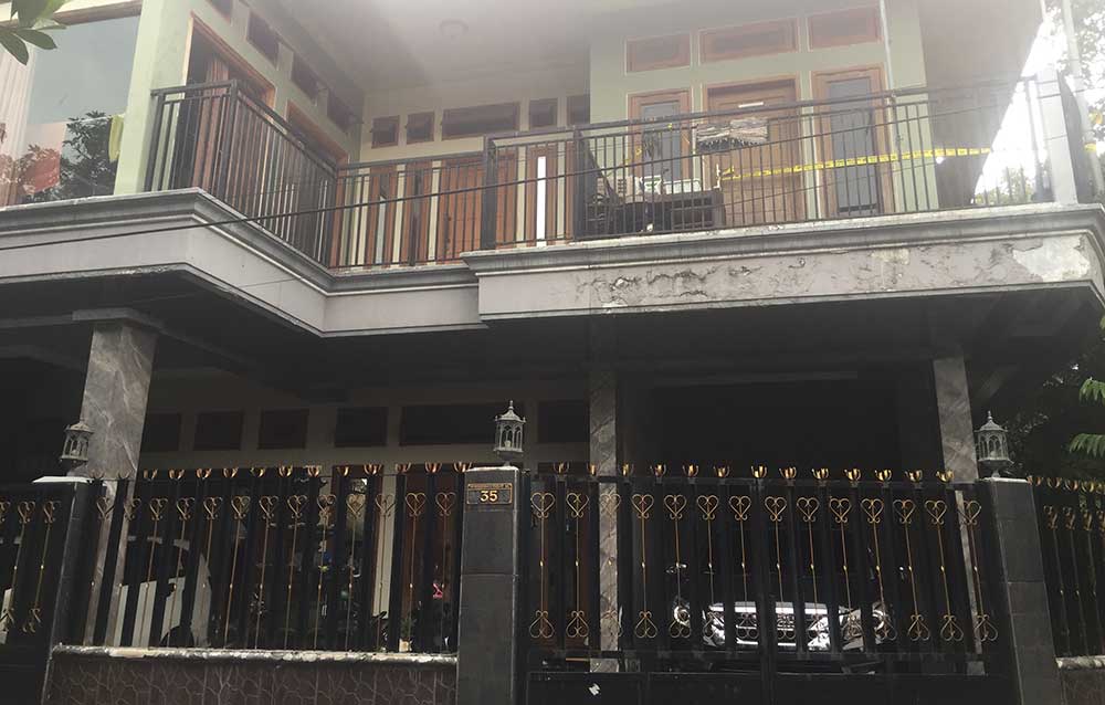 Kamar kos lantai 2 di Jl Sidosermo Gg. XII yang digunakan bunuh diri sejoli sudah dipasangi police line. Foto: RUSMIYANTO/ BANGSAONLINE