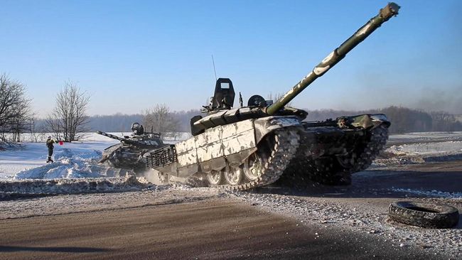 Tank Rusia invasi Ukraina. (AP/)/CNNIndonesia.com