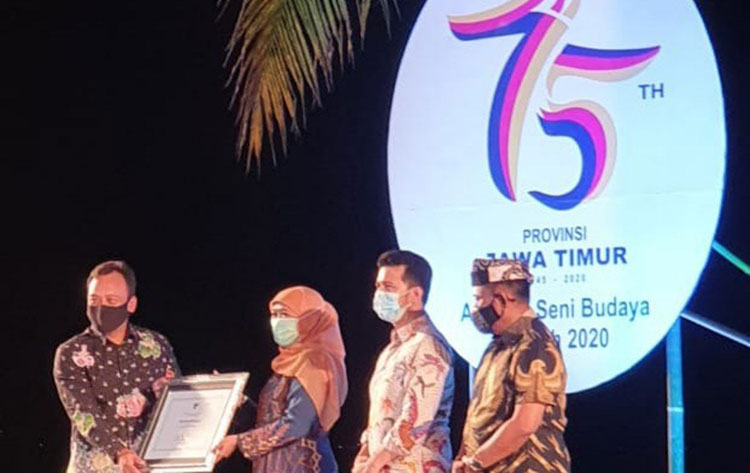 Penghargaan berupa sertifikat saat diserahkan langsung oleh Gubernur Jatim Khofifah Indar Parawansa ketika mengikuti event Aktivasi Seni Budaya Daerah 2020 di Pantai Villa Solong, Kabupaten Banyuwangi, Sabtu (14/11/2020) lalu. (foto: ist)