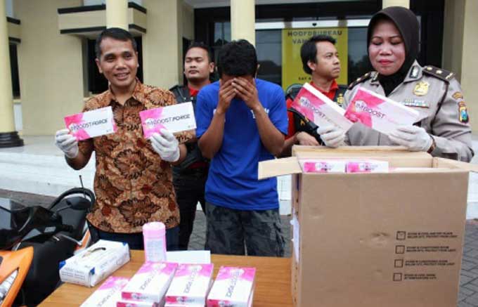 Tersangka Nur Rizki dan BB obat saat dirilis di Mapolrestabes Surabaya.