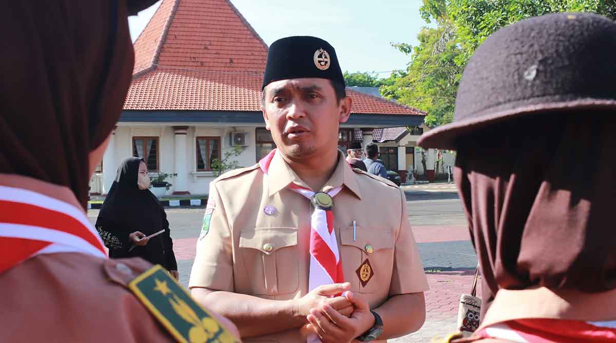 Wali Kota Pasuruan saat memberi arahan kepada anggota Pramuka.