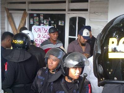 Polisi menjaga kantor PBB Pamekasan yang disegel massa pendukung Tamyiz, caleg DPRD setempat dari PBB. foto: rizal/Bangsa Online