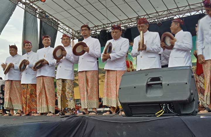 Menabuh rebana, sebagai bagian dari pembukaan kirab pataka.