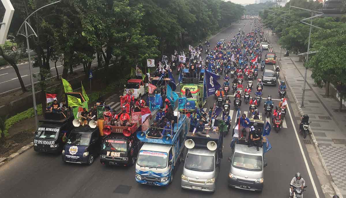Massa aksi yang melintasi Jalan A. Yani, Surabaya, saat peringatan May Day 2025. 