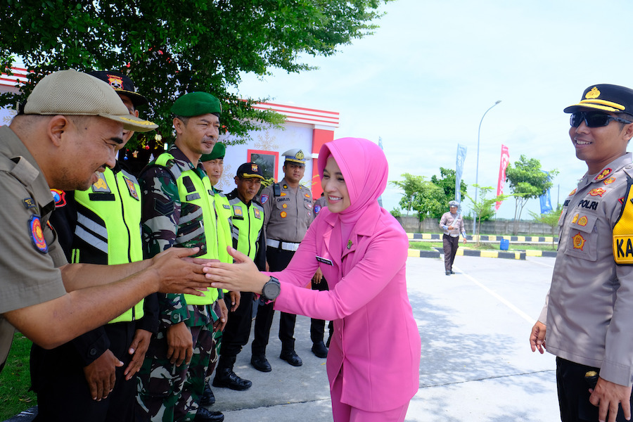 Kapolres Ngawi AKBP Dwi Sumrahadi Rakhmanto dan Ketua Bhayangkari Cabang Ngawi, Indah Dwi saat menyapa petugas yang berjaga di posyan