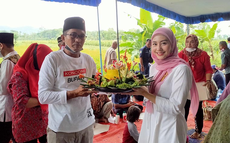 Novita Hardini saat perayaan ultahnya yang ke-30 tahun di sebuah gubuk tepi sawah Desa Ngetal Kecamatan Pogalan, Trenggalek. foto: HERMAN/ BANGSAONLINE