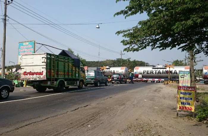 Inilah jalur perlintasan kereta api Mintil, Kecamatan Wilangan sebagai zona merah langanan macet saat mudik Lebaran tiba. foto: Bambang/ bangsaonline.com. 