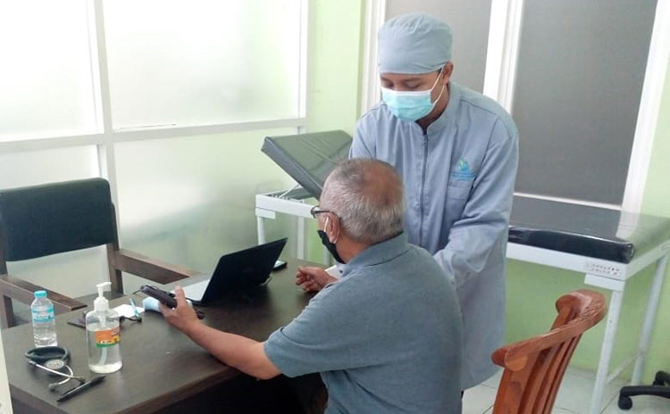 Petugas saat memberikan vaksinasi bertempat di Balai Materia Medika Kota Batu, Senin (12/4/2021). (foto: ist)