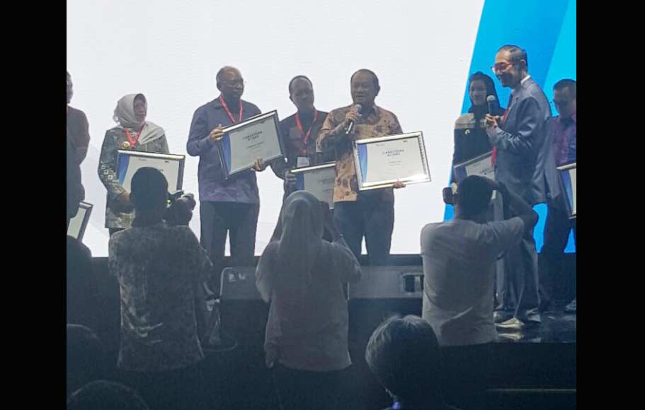 Pasarkan Produk UKM Tembus Mancanegara, Bupati Sidoarjo Sabet Regional Marketeers Award