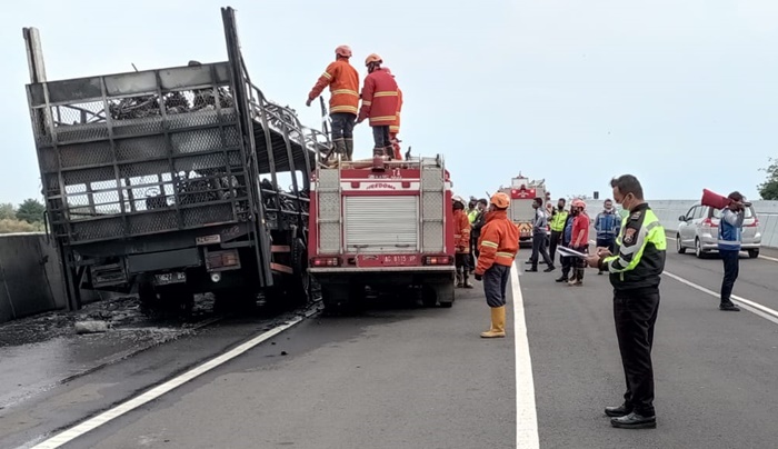 Petugas PMK usai berhasil memadamkan api.