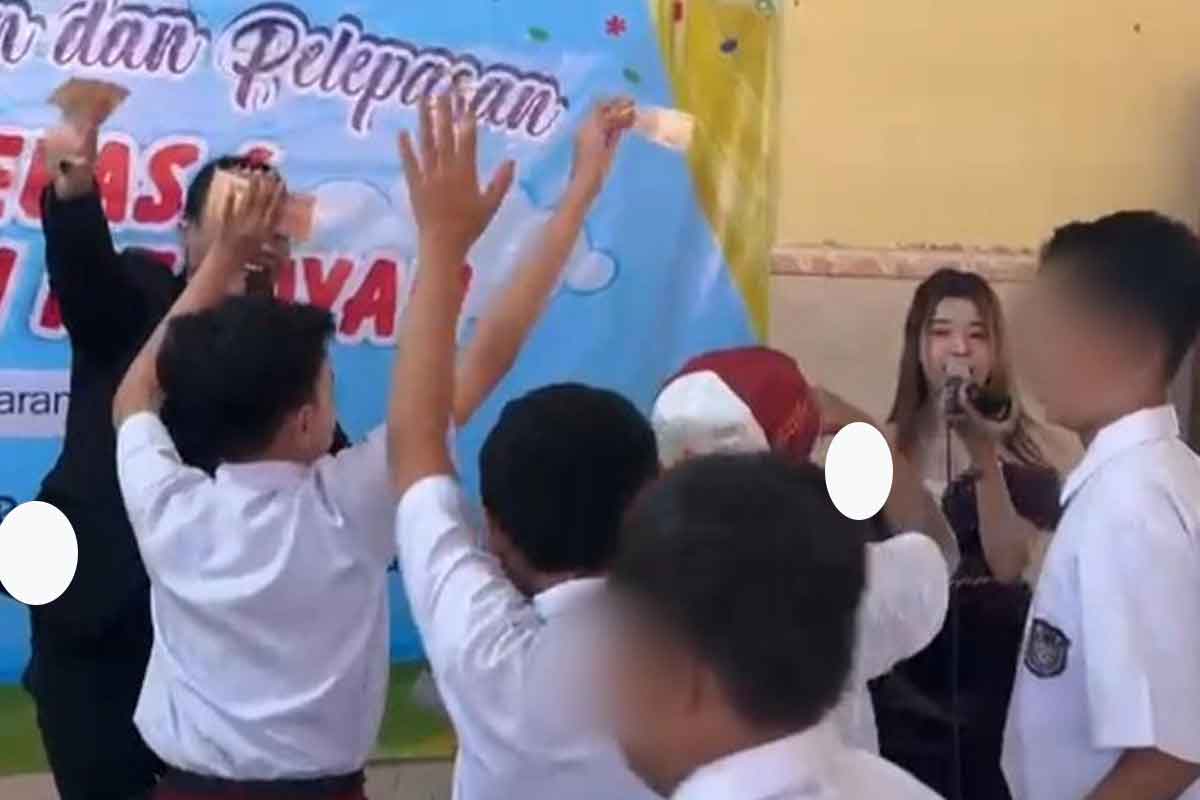 Viral anak SD nyawer dan joged bareng biduan. Foto: Tangkapan layar