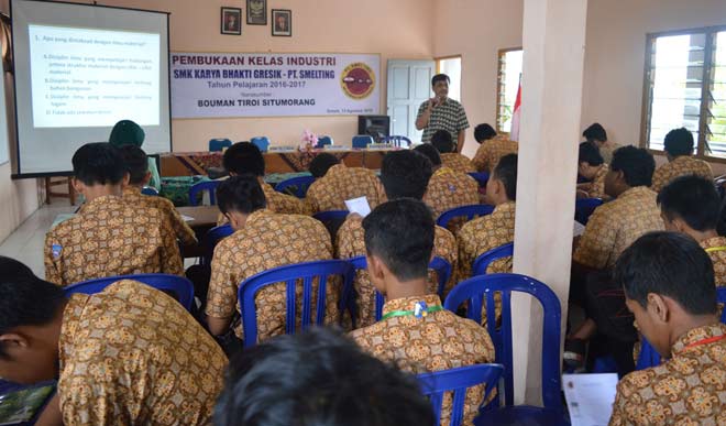 Siswa SMK Karya Bhakti saat mendapatkan pelatihan dari PT Smelting. foto: SYUHUD/ BANGSAONLINE