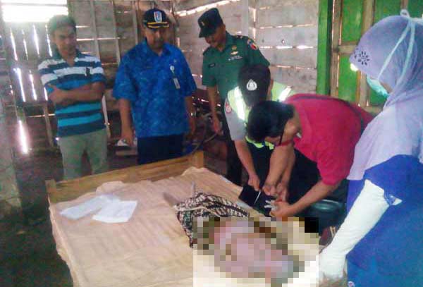 Camat Parengan, Didik saat mendatangi rumah korban. foto: suwandi/ BANGSAONLINE
