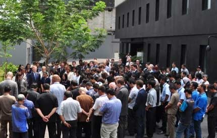 BERDUKA: Pegawai dan staf Kedutaan Prancis di Jakarta, Senin (16/11) mengheningkan cipta mengenai korban teror Paris. foto merdeka