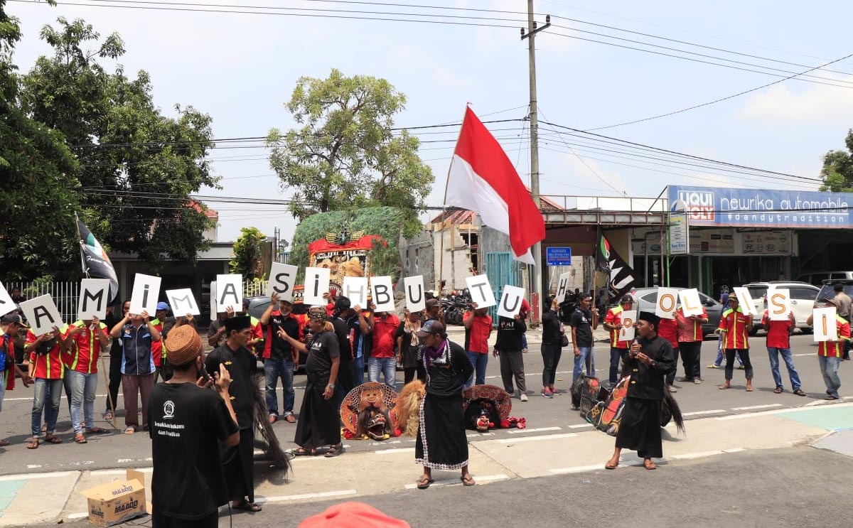 Massa saat menggelar tagar #Kami Masih Butuh Polisi di depan Mapolres Jombang.