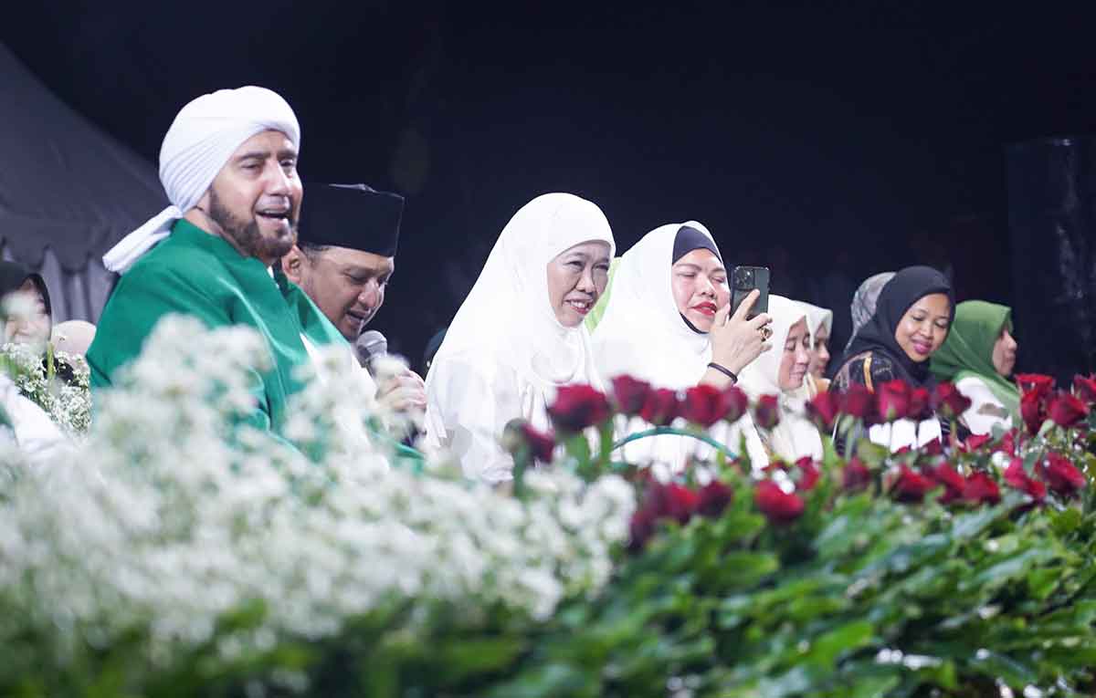 Habib Syekh bersama Khofifah saat Sholawat Kebangsaan di Bangkalan.