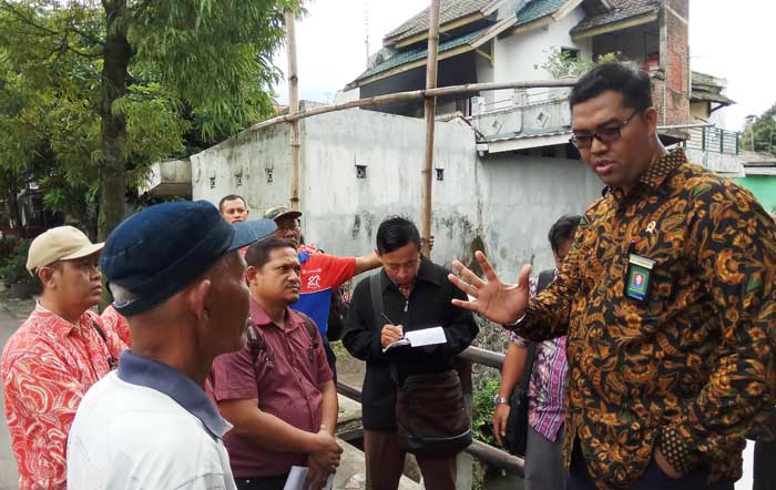 Hakim Bambang menggelar PS di lahan sengketa. Tergugat dan Penggugat menyodorkan dua versi berbeda soal luasan lahan. foto: YUDI EP/ BANGSAONLINE