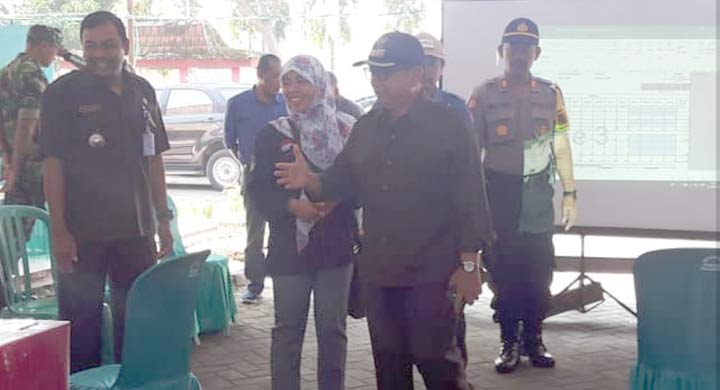 Bupati Blitar Rijanto saat berada di Kecamatan Wonodadi dalam rangka monitoring rekap suara tingkat kecamatan.