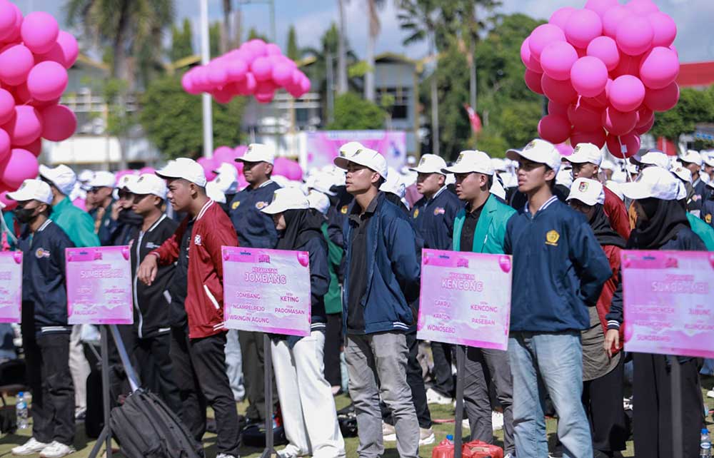 Para mahasiswa KKN kolaboratif saat acara pelepasan di Alun-Alun Jember.