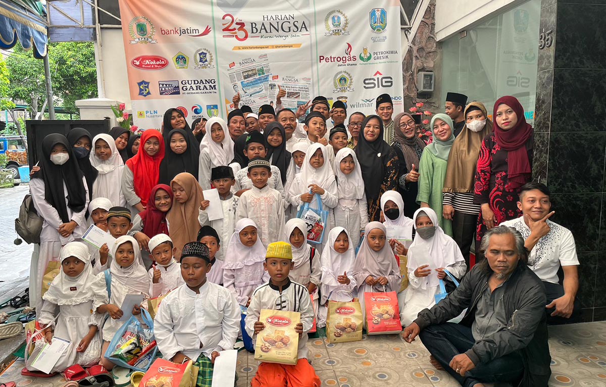 Jajaran karyawan HARIAN BANGSA foto bersama para anak yatim piatu dalam acara tasyakuran HUT ke-23. Foto: NILUH DEVI/ BANGSAONLINE
