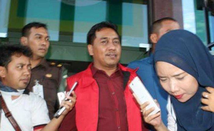Usai diperiksa Kejati Jatim, Wakil Wali Kota Probolinggo digiring ke rumah tahanan Medaeng. foto: istimewa