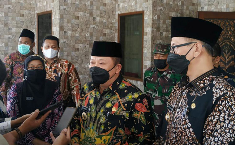 Bupati Hendy Siswanto memberikan keterangan usai pertemuan dengan para Hakim Juri MTQ di Pendopo Wahyawibawagraha, Kamis (27/5).