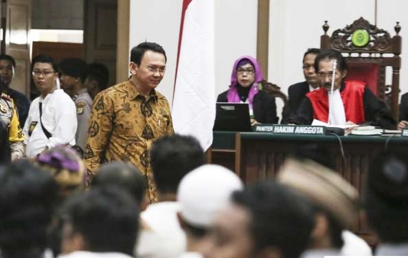 Gubernur DKI Jakarta non-aktif Basuki Tjahaja Purnama atau Ahok saat memasuki ruang sidang saat menjalani persidangan lanjutan atas kasusnya di Auditorium Kementerian Pertanian, Jakarta, Selasa (3/1). foto: merdeka.com