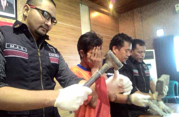 Tersangka saat diamankan di Mapolres Kediri usai menganiaya istrinya sendiri. foto: dendi martoni/BANGSAONLINE