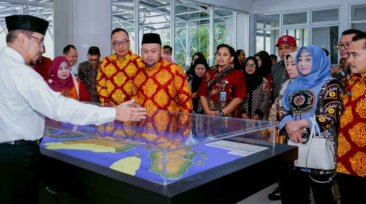 Bupati Gresik Fandi Akhmad Yani dan Wabup Asluchul Alif bersama rombongan saat mendengarkan penjelasan dari Kepala SMA Unggulan CT Arsa Foundation, Usdiyanto. Foto: Ist