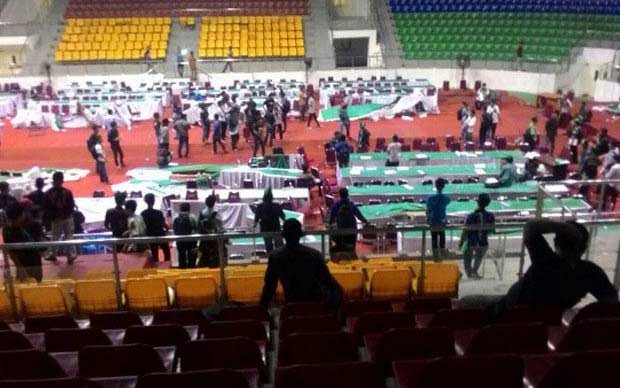 RICUH: Kondisi Kongres HMI di Gelanggang Remaja. Pimpinan sidang harus dievakuasi dari amukan massa. foto: sindonews