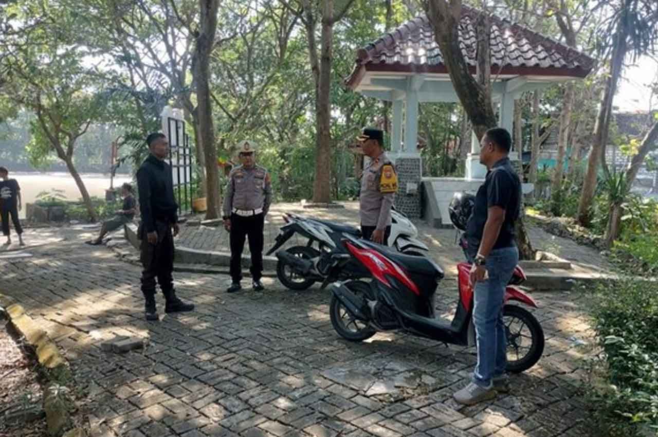Polisi saat melakukan olah TKP di lokasi penusukan SW, di depan Toko Kawan Lama, Jalan Basuki Rahmat, Kelurahan Sukorejo, Lamongan.