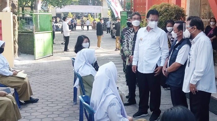 Wali Kota Maidi saat mengunjungi vaksinasi para pelajar di SMAN 1 Kota Madiun.