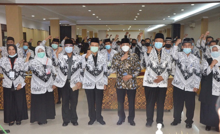 POSE BERSAMA: Hudiyono membuka Konferensi ke XXII PGRI Sidoarjo, Selasa (15/12) malam. foto: istimewa