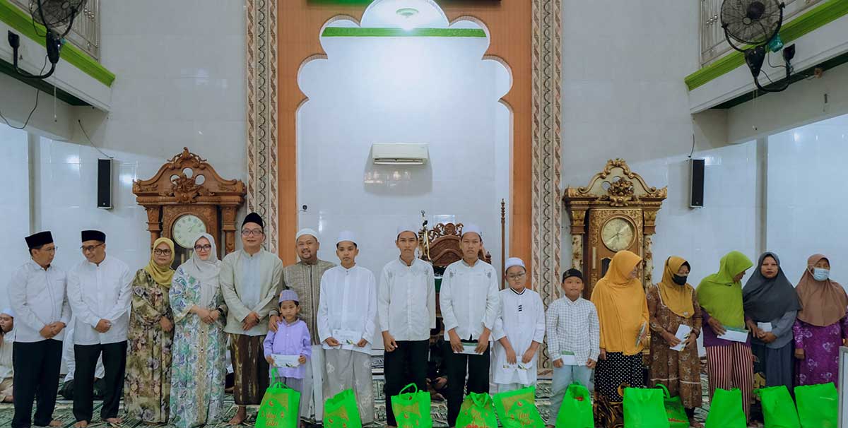Bupati Gresik, Fandi Akhmad Yani, bersama wakilnya saat safari Ramadhan 1447 H di Masjid Roudlotul Jannah. Foto: Ist